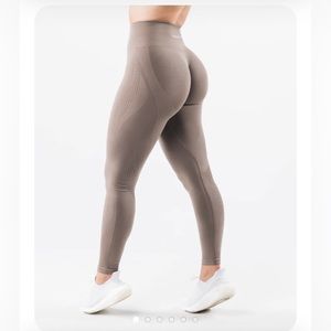 ALPHALETE AMPLIFY CONTOUR LEGGING
Women's Seamless Scrunch Legging